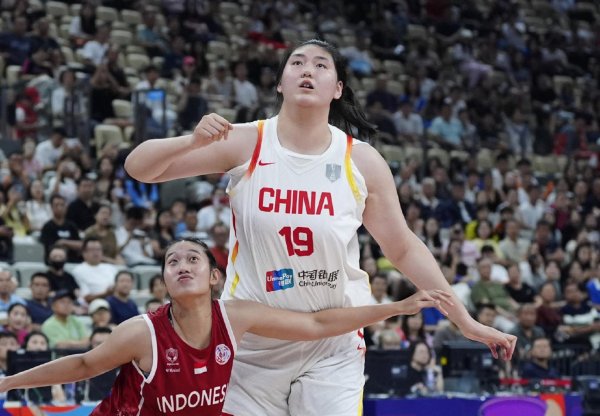 申银证券 大胜51分开门红！2米26张子宇首秀轰13+4，中国女篮双塔制霸无解